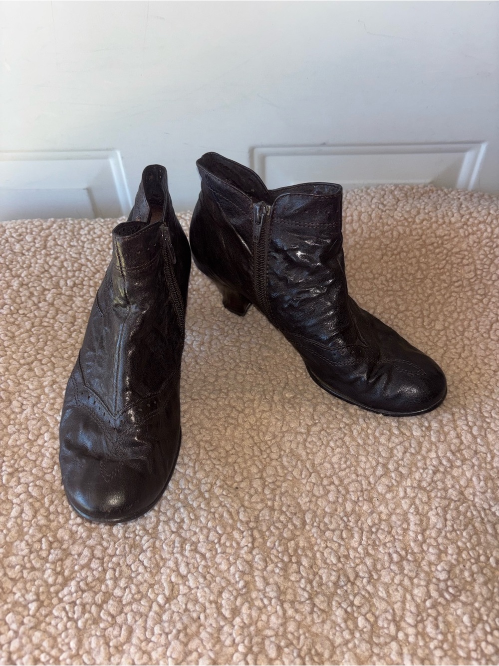Gabor black crinkle leather kitten heel ankle boots size 4